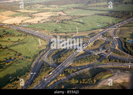 Vista aérea al este de la autopista M25 cruce 27 de la M11 en la salida 6 de autopista Hobbs Cross Golf Campos país centro de Epping Forest Londres Foto de stock