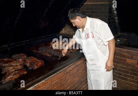 Texas Lockhart Kreuz mercado carne ahumada restaurante barbacoa de carne de pecho asada y las costillas la cocción en horno ahumador Foto de stock