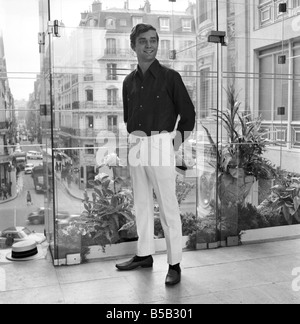 Los hombres modelando el último 1963 ropa de diseño en las calles de París.  De abril de 1963 Fotografía de stock - Alamy