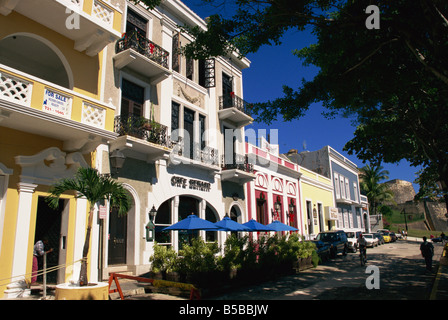 Calle típica en el casco antiguo de San Juan, Puerto Rico, América Central Foto de stock