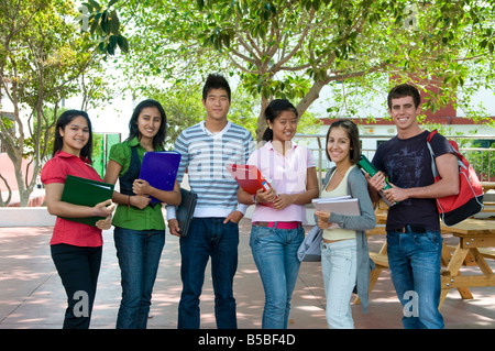 Adolescentes multiculturales Grupo escolar al aire libre jóvenes adolescentes jóvenes sonriendo estudiantes adolescentes 15-17 años fuera en el patio de la escuela Foto de stock