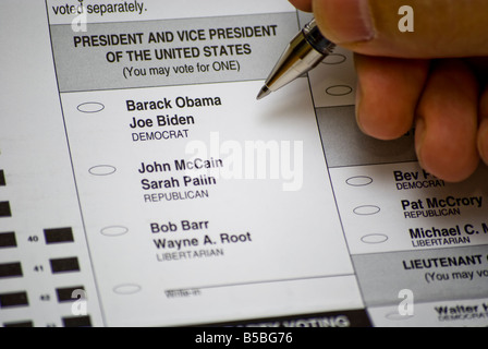 Un hombre mano con un bolígrafo, apuntando a una papeleta de votación para las elecciones presidenciales norteamericanas de 2008 Foto de stock