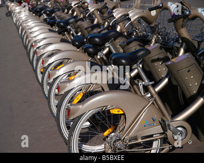 Velib libertad bicicletas en el Hotel de Ville de París. El plan es apoyado por la Mairie de París Foto de stock