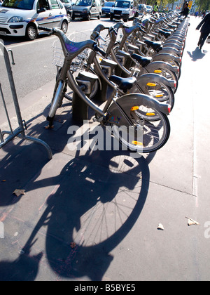 Velib libertad bicicletas en el Hotel de Ville de París. El plan es apoyado por la Mairie de París Foto de stock