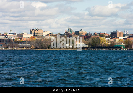 Ciudad de Burlington Vermont waterfront visto mirando al oriente del Lago Champlain Foto de stock