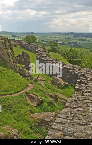 A lo largo del borde de la pared romana Wallcrags, mirando al oeste, Hadrians Wall, Sitio del Patrimonio Mundial de la UNESCO, Northumbria, Inglaterra, Europa Foto de stock