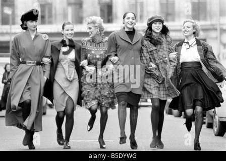 La ropa de la moda: Moda Mujer para la temporada Otoño/Invierno 1988. Marzo  de 1987 Fotografía de stock - Alamy