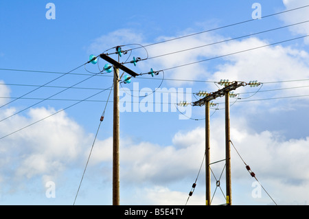 Líneas y cables de energía eléctrica contra un cielo azul brillante
