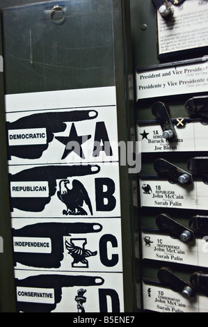 Interior de la cabina de votación el día de las elecciones de 2008, Yonkers, Nueva York, EE.UU. Foto de stock