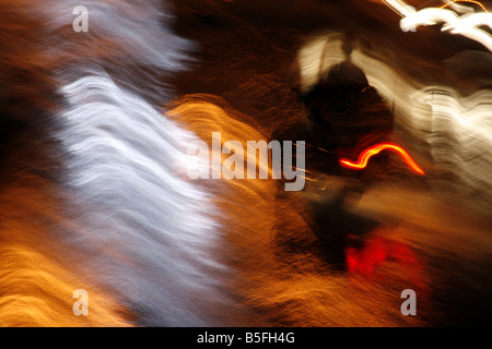 Moto veloz caballo en Heavy Rain en la noche en la ciudad Foto de stock