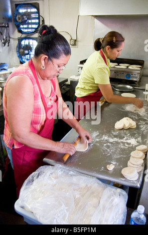 Houston East End, barrio restaurante Villa Arcos Tacos, las mujeres hispanas en la cocina Foto de stock
