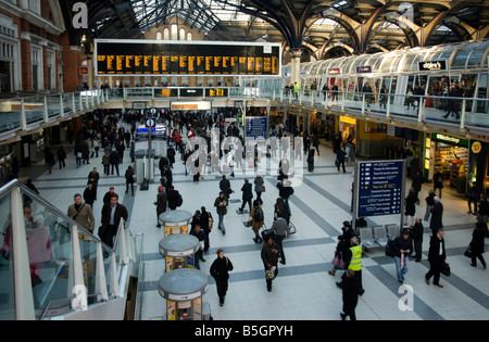Los conductores en la mañana a la estación de Liverpool Street, Londres Foto de stock