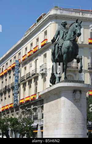 Estatua de Carlos III, en la Plaza Mayor, Madrid, España, Europa. Imagen tomada durante el Campeonato Europeo de Fútbol de junio de 2008.