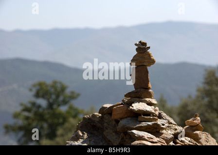 Montón de piedras marcando el camino en el valle de La Taha, en el sur de España Sierra Nevada Foto de stock
