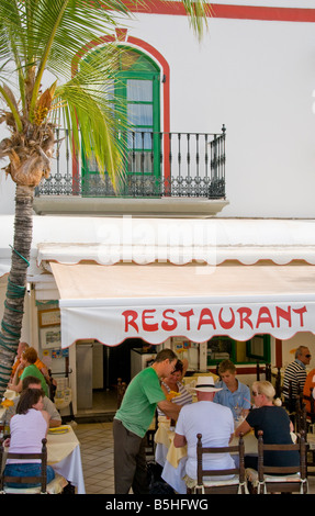 Puerto de Mogan Alfresco camarero sirviendo almuerzo típico canario a turistas en el restaurante marina resort de Puerto de Mogán, Gran Canaria, Islas Canarias Foto de stock