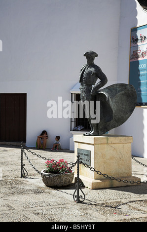 Estatua de Cayetano Ordóñez famoso matador fuera de la Plaza de Toros de Ronda de arena Foto de stock