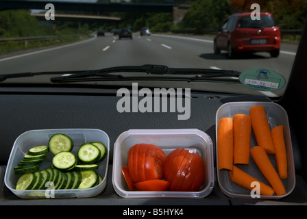 Almuerzo empacado para un bocadillo sano en un viaje en coche de larga distancia en Alemania.