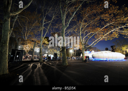 Chanel mobile art por Zaha Hadid en Central Park durante el crepúsculo Foto de stock