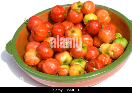 Acerola berris en un cuenco de cerámica Foto de stock