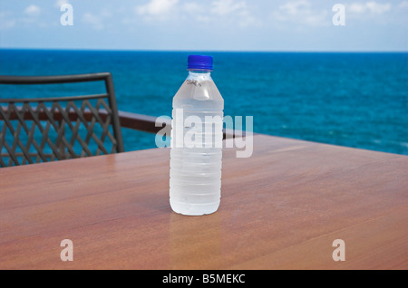 Pequeña botella de agua Imágenes recortadas de stock - Alamy