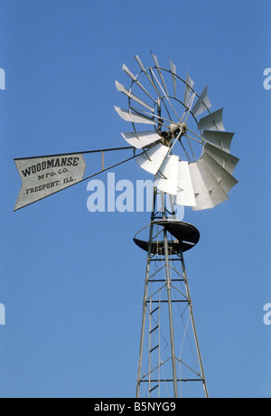 Granja Con El Molino De Viento Activo En Un Día Soleado Foto de archivo -  Imagen de granja, asoleado: 108268090