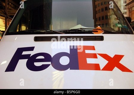 Un camión de FedEx es visto en Nueva York el lunes 10 de noviembre de 2008 Frances M Roberts Foto de stock
