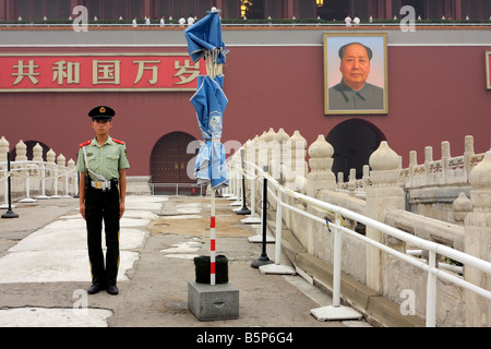 Guardia de la puerta de la Paz Celestial, la plaza de Tiananmen, que sirve de entrada a la Ciudad Prohibida en la zona central de Beijin Foto de stock