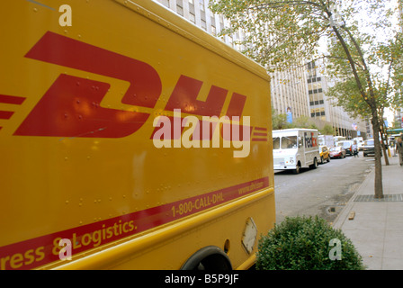 DHL y FedEx camiones son vistos en Nueva York Foto de stock