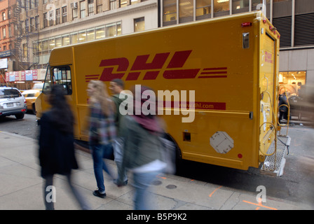 Camiones de DHL y correos son vistos en Nueva York Foto de stock