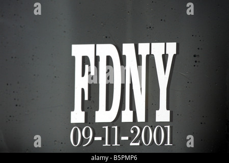 Un emblema pintado sobre un camión de bomberos diciendo FDNY 09 11 2001 Los Estados Unidos no puede olvidar, ni olvidará Foto de stock