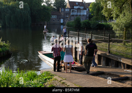 Tirando de punt en el banco del río Cam Cambridge UK Foto de stock