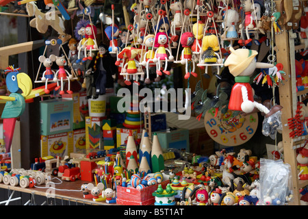 Juguetes para la venta en el mercado Havelska en Old Town (Stare Mesto), Prague Foto de stock