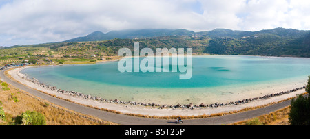El "Lago Specchio di Venere' el lago en la isla de Pantelleria, Sicilia, Italia. Foto de stock