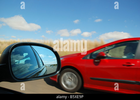 Espejo retrovisor coche adelantar un camión grande Fotografía de stock -  Alamy