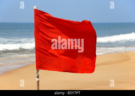 Peligro rojo Bandera en Candolim Beach, Goa, India Foto de stock