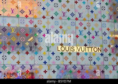 La Louis Vuitton store en la Quinta Avenida de Nueva York, visto el  domingo, 1 de diciembre de 2019. decorado para la temporada de vacaciones.  (© Richard B. Levine Fotografía de stock - Alamy