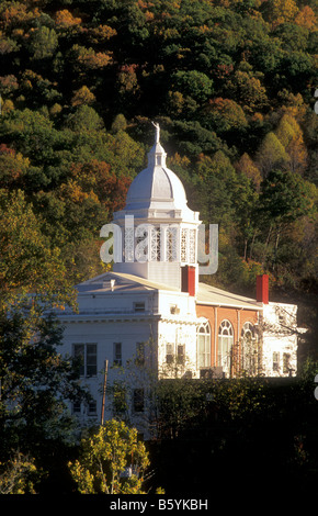 Viejo Jackson County Courthouse, un museo de historia en el centro de Sylva, NC, en colores de otoño. Foto de stock