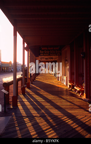 Tombstone, Arizona, Allen Street boardwalk en la tarde, Condado de Cochise Foto de stock