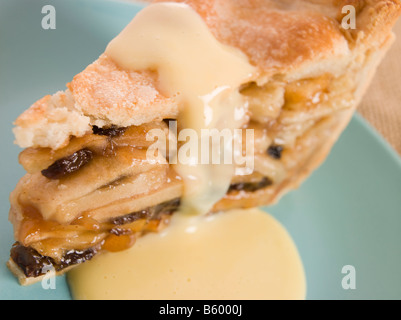 Rebanada de pastel de manzana y natillas Foto de stock