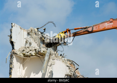 Edificio demolido por un vehículo de demolición Daxis 470 LCH demoler el edificio Foto de stock