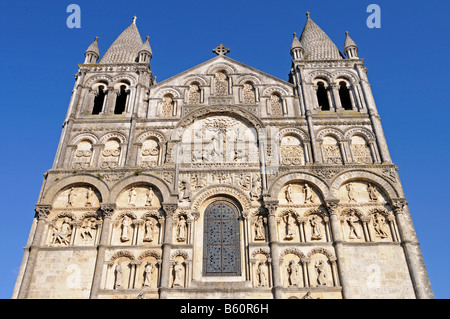 La fachada, la Catedral de Saint Pierre, Angulema, Poitou Charentes, Francia, Europa Foto de stock