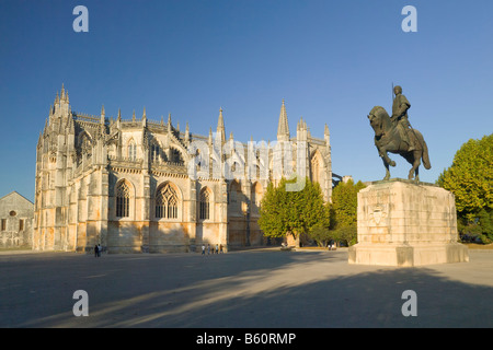 Portugal, Extremadura, distrito La Costa da Prata, Batalha Monasterio de Santa Maria da Vitoria y estatua ecuestre Foto de stock