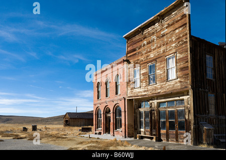 El Hotel Dechambeau & Post Office, Main Street, 19thC ciudad fantasma de Bodie, cerca Bridgepor,t Montañas de Sierra Nevada, California Foto de stock