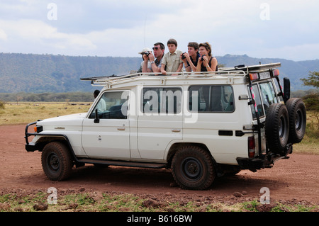 Los turistas de safari en un vehículo de tracción en las cuatro ruedas, el Lago Manyara Parque Nacional, Tanzania, África