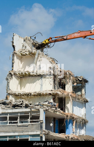 Edificio demolido por un vehículo de demolición Daxis 470 LCH demoler el edificio Foto de stock