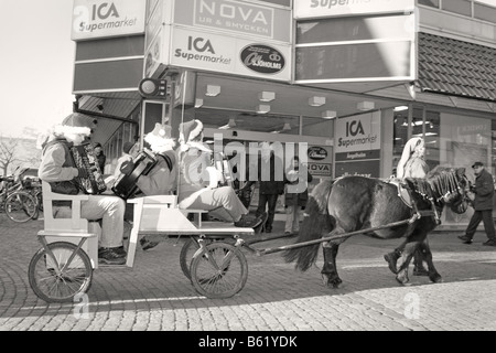 Santa Claus sueco desfile a caballo y vagón svensk tomteparad med häst och vagn Foto de stock