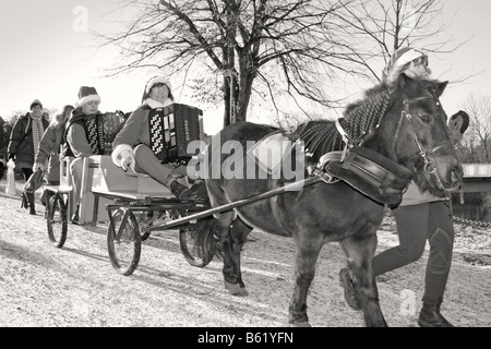 Santa Claus parade con caballo vagón en la fiesta de Navidad tradicional sueca Svensk tomteparad med häst och vagn s/v b/w Foto de stock