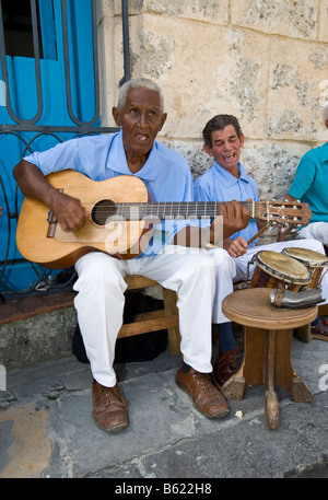 Los músicos en el centro histórico de la ciudad de La Habana, Cuba, El Caribe Foto de stock