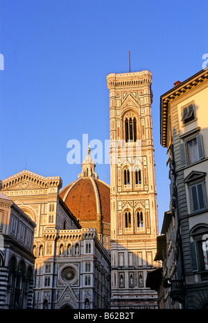 La Basílica di Santa Maria del Fiore, el campanile, Florencia, Firenze, Toscana, Italia, Europa Foto de stock