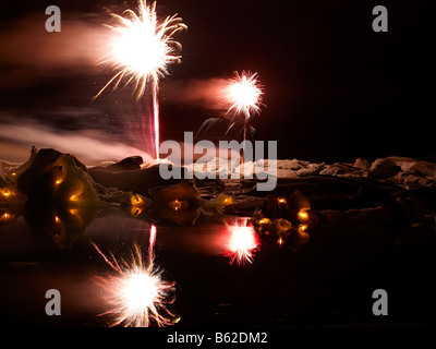 Fuegos artificiales sobre los icebergs con velas en la Laguna glaciar Jokulsarlon, Glaciar Breidamerkurjokull, Islandia